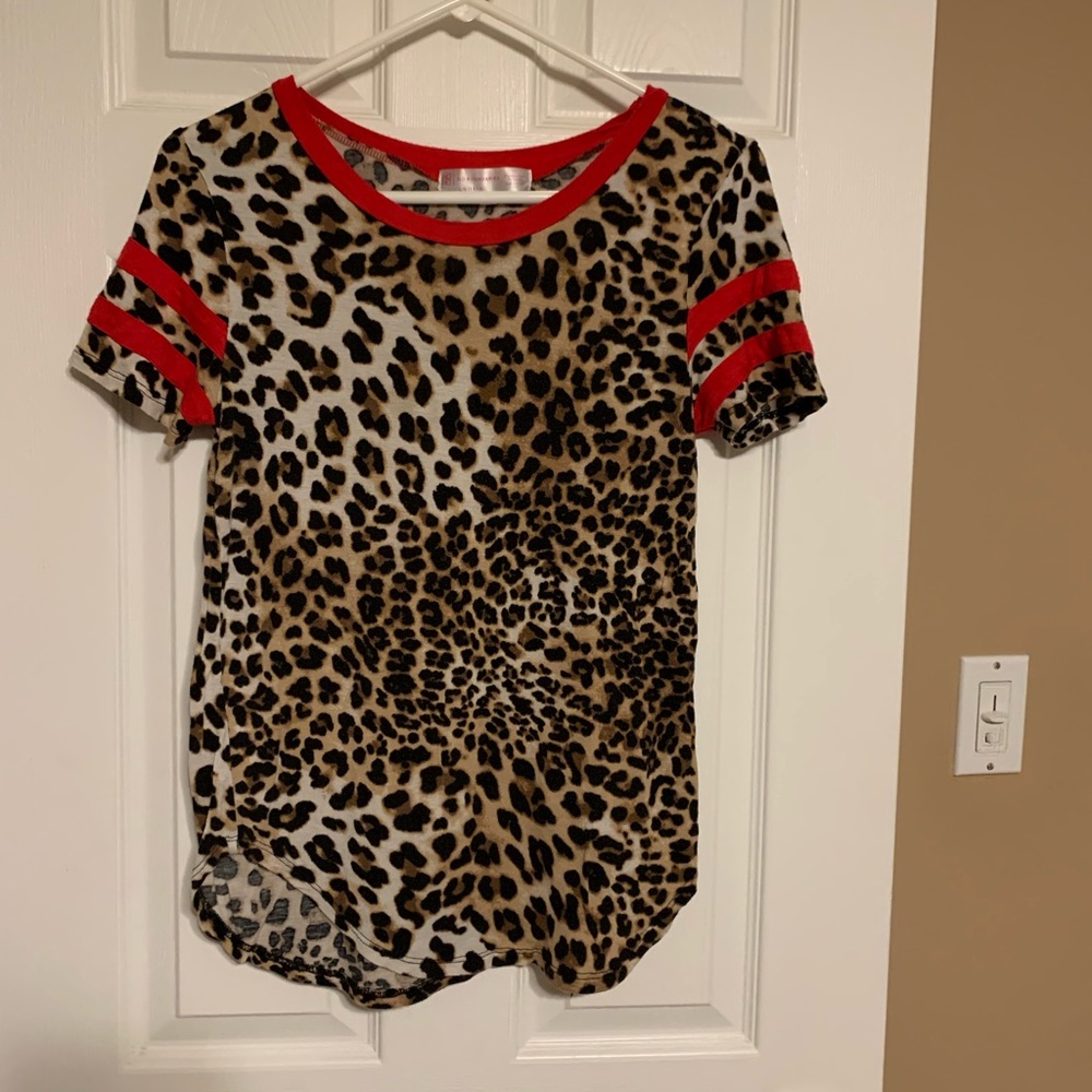 Leopard print No boundaries T-shirt size L but fits like a M stretchy fabric.